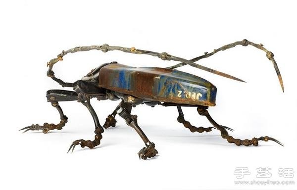 Exquisite animal models made from scrap metal gadgets