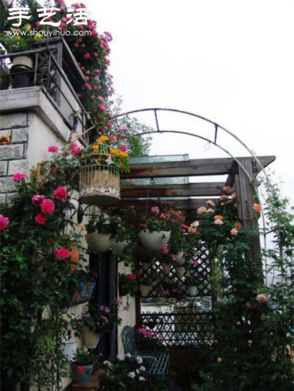 A fairy-tale balcony arrangement full of flowers and plants