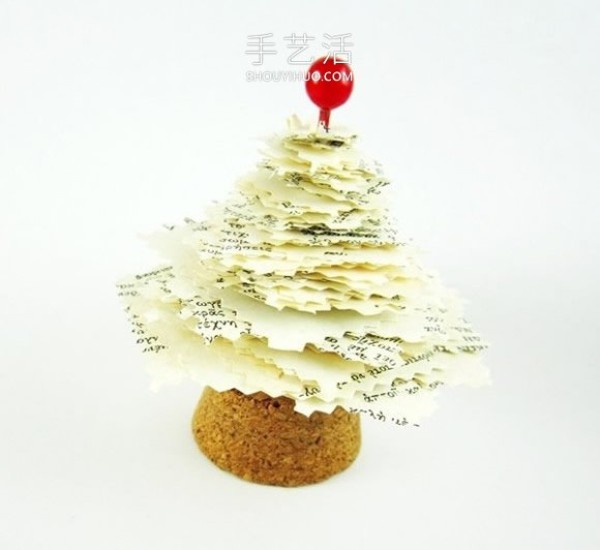 Tutorial on making a handmade Christmas tree by using waste wine bottle corks