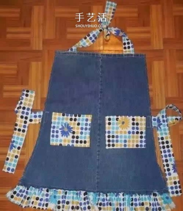 Illustration of the steps to make old clothes into aprons. Don