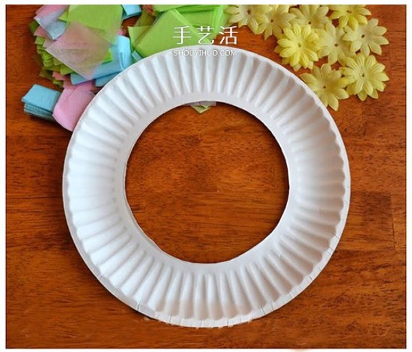 Simple Christmas paper plate handmade to make a cute Christmas wreath