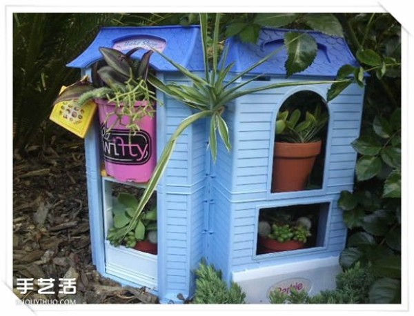 The "bakery" flowerpot stand in the garden transformed by handmade old toys