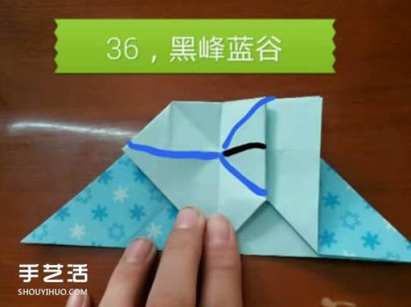 Illustrations on how to fold a butterfly flying into a heart, step-by-step instructions on origami with a butterflys heart shape