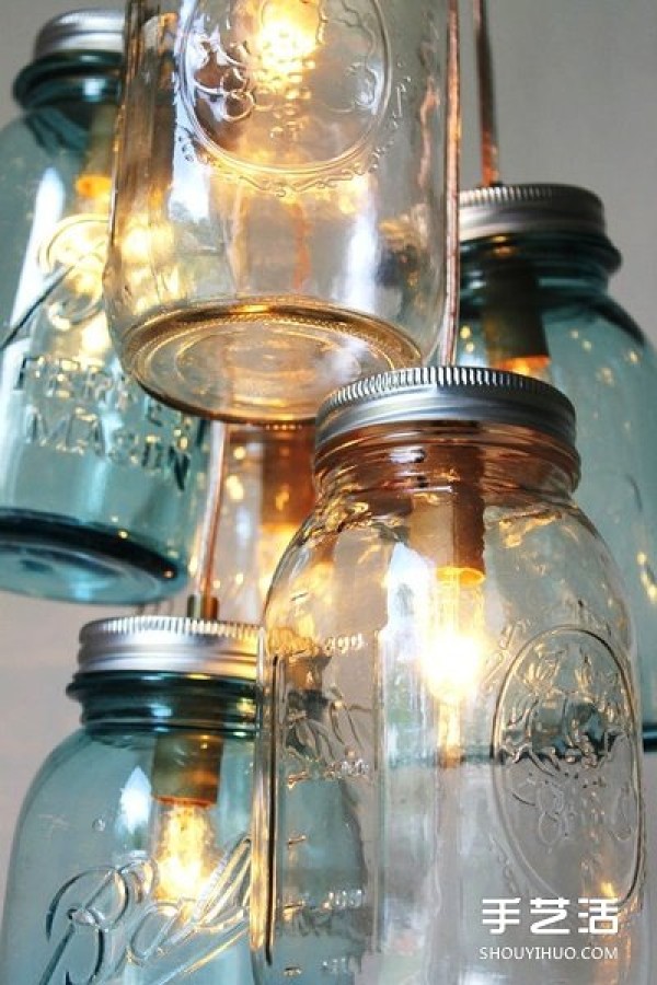 Utilize waste glass jars to make small Christmas romantic lamps