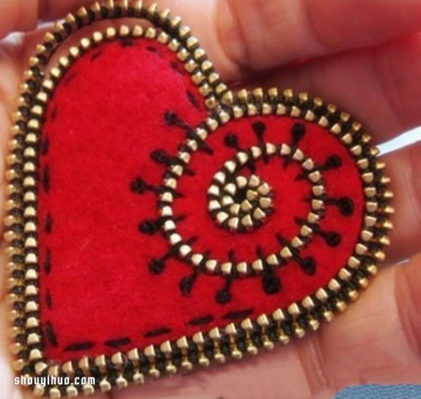 Use broken metal zippers and felt cloth to make heart-shaped trinkets