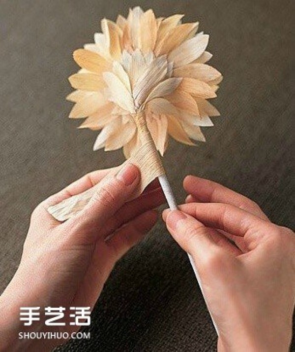 The production method of handmade paper flowers combined with beading produces a stunning effect