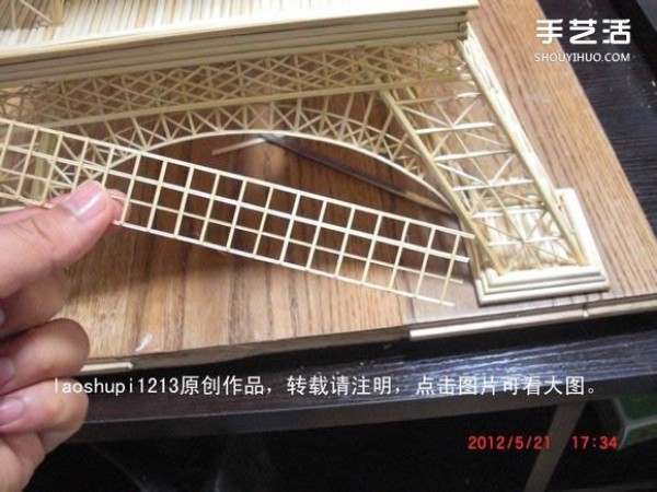 A detailed illustrated tutorial on making a model of the Eiffel Tower using chopsticks and bamboo skewers