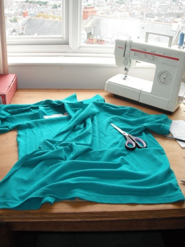 Tutorial on how to make a T-shirt into an apron by hand