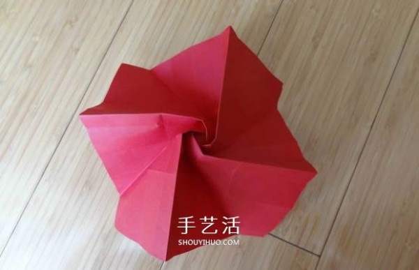 Represents beauty and love! Step-by-step illustration of handmade origami roses