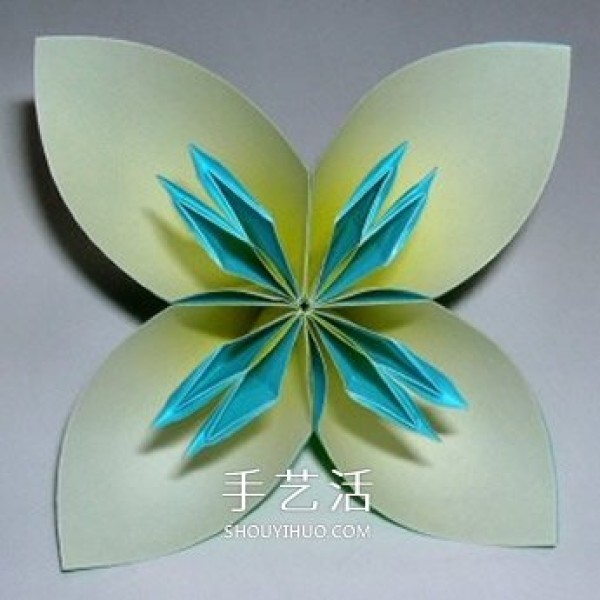 Illustration of the origami method of six four-petal flowers combined into beautiful flower balls