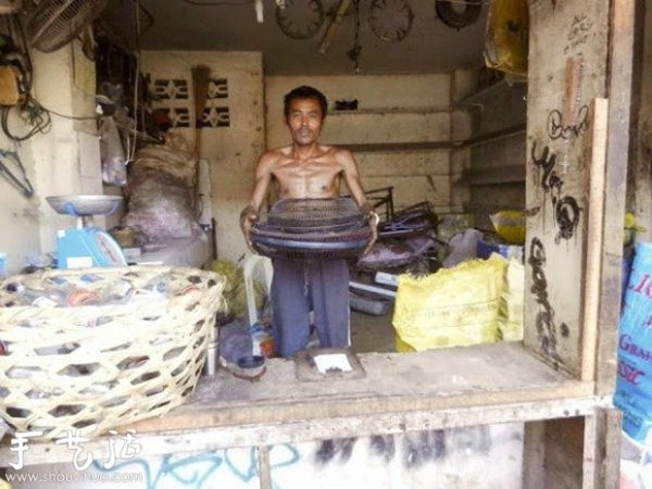 Handmade lamps made from old fans are both environmentally friendly and can increase income