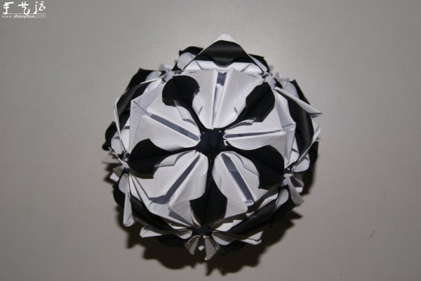 Appreciation of paper-colored love song in black and white with origami works