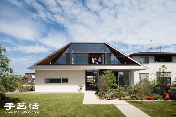 The combination of modernity and tradition uses glass to present the traditional hip roof