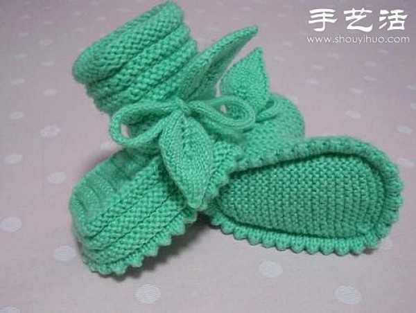 Handmade tutorial on knitting baby shoes with stick stitches