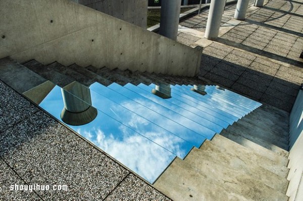 The mirage-like installation art desert and the blue sky in the mirror of high-rise buildings