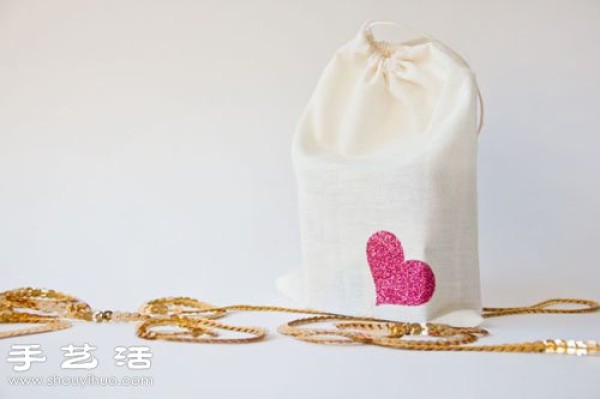 Renovation of old items: Creative DIY shiny heart-shaped patterns for storage bags