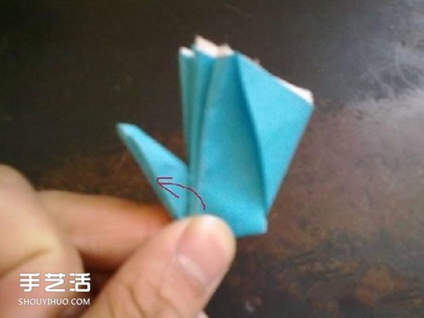 Origami carnation step by step illustration, the folding method of carnation is simple and easy to learn