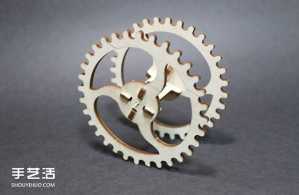 UGEARS self-propelled tractor model production uses rubber bands to generate power