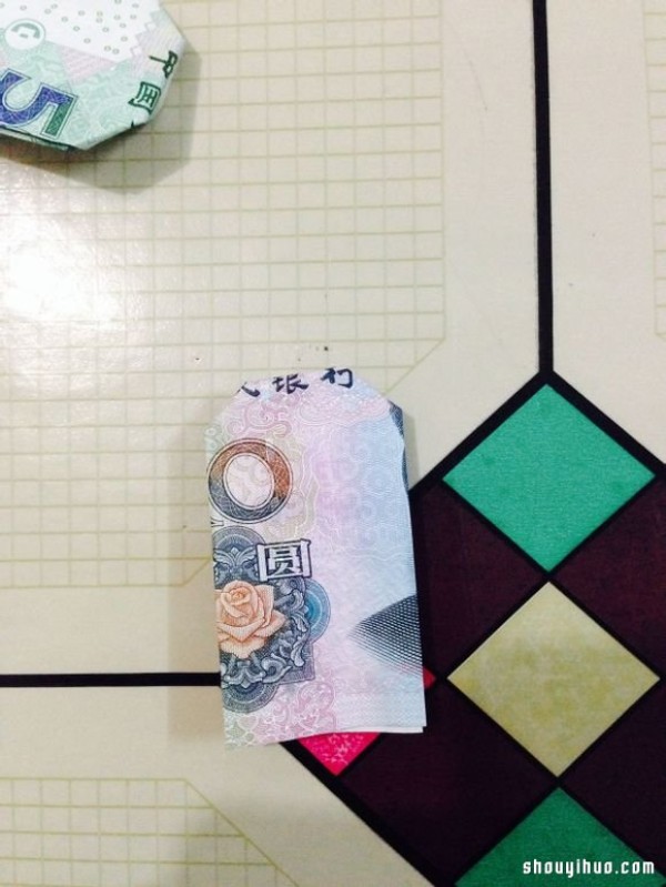 Illustration of how to fold paper money origami 520 (I love you) to express love