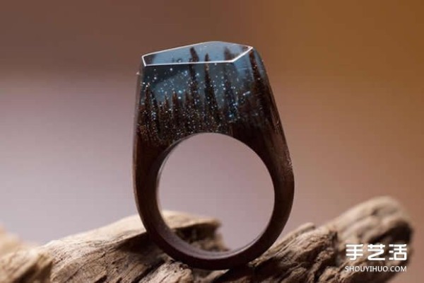 The handmade wooden ring hiding the mysterious and majestic scenery makes people unable to let their eyes leave