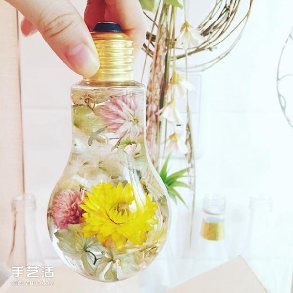 Japanese flower artist creates super dreamy light bulb floral decorations