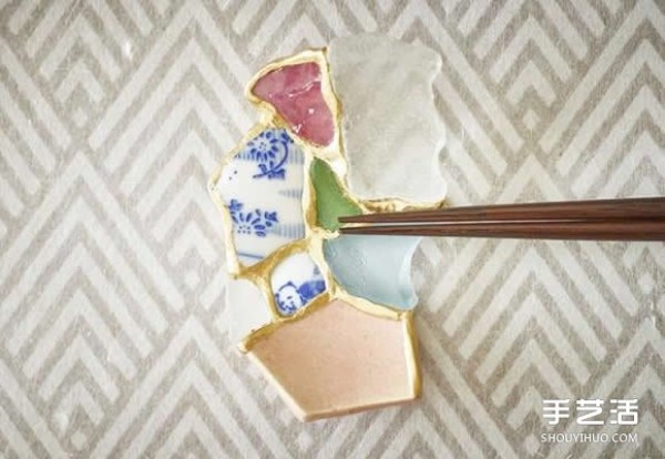 Recycling of broken ceramic pieces and using Japanese Kintsugi to mend memories of the past