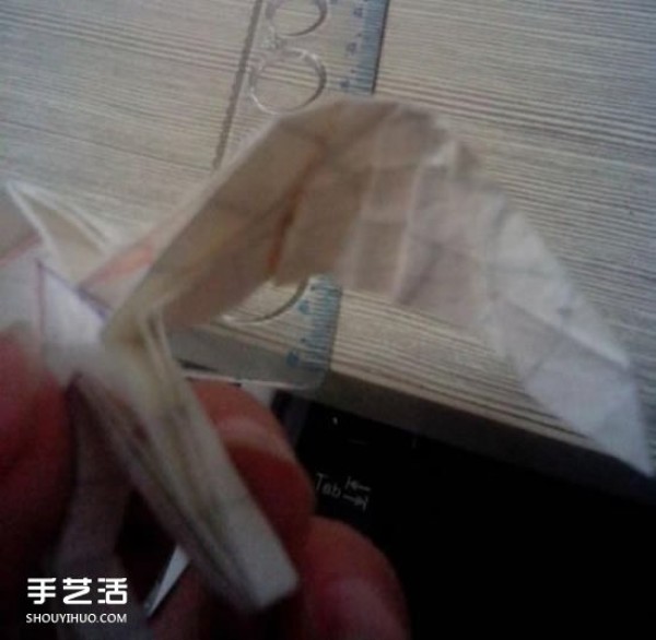 The origami method of a beautiful angel and the illustration of folding a three-dimensional angel by hand