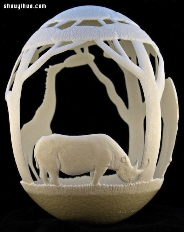 Ostrich eggs carve out delicate and three-dimensional African wild animals