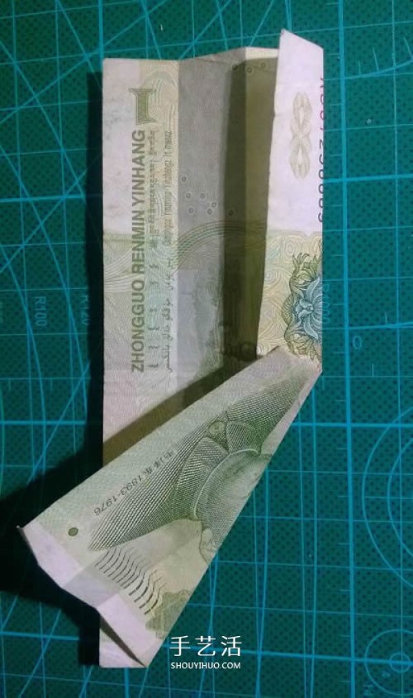 Illustration of the folding method of the hexagonal badge, origami hexagonal badge with one yuan bill