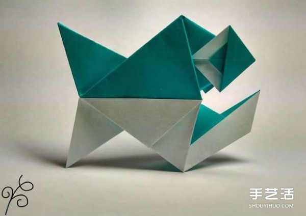 Illustration of folding method of origami piranha, step-by-step diagram of folding piranha by hand