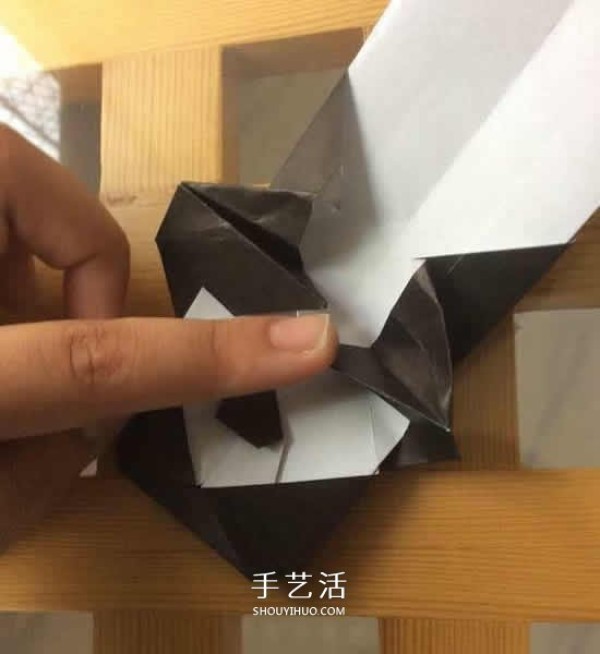 The origami step-by-step illustration of the crawling giant panda is so naive and cute~