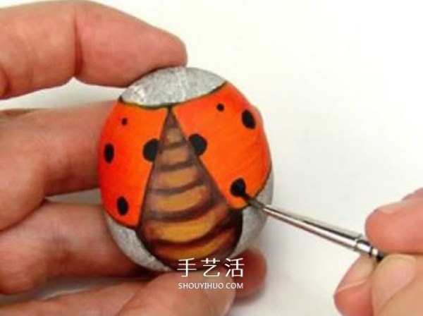 Tutorial on how to draw a seven-star ladybug on a stone. Simple seven-star ladybug stone drawing solution