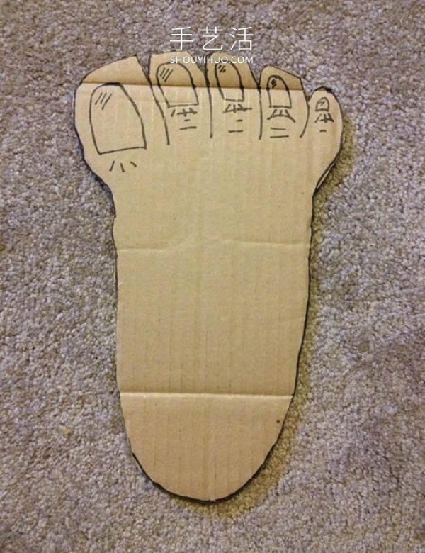 How to make giant feet as Halloween props from cardboard