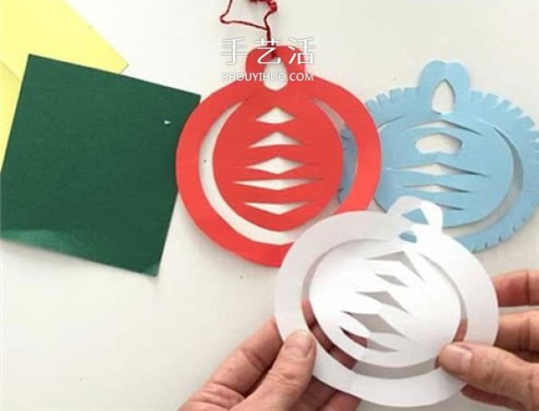 Illustration of how to make hand-cut paper Christmas balls in kindergarten