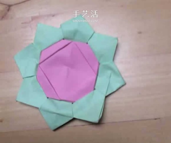 How to fold a spinning paper top with a simple flower-shaped top origami tutorial