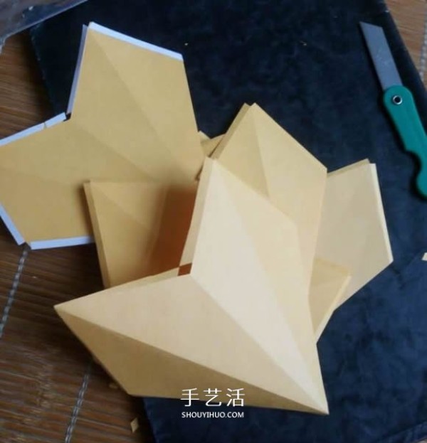 How to use cardboard to make a three-dimensional five-pointed star. Illustration of the folding method