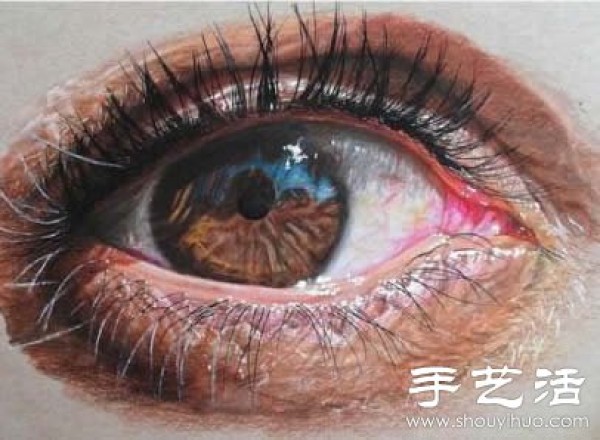 Beautiful and ultra-realistic eyes hand-drawn with colored pencils and ballpoint pens