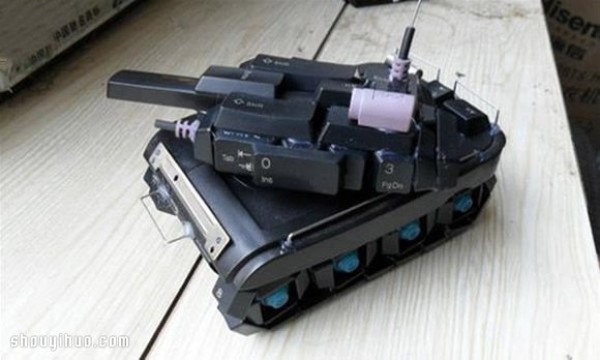 Illustrated tutorial on using discarded keyboard waste to DIY a tank model