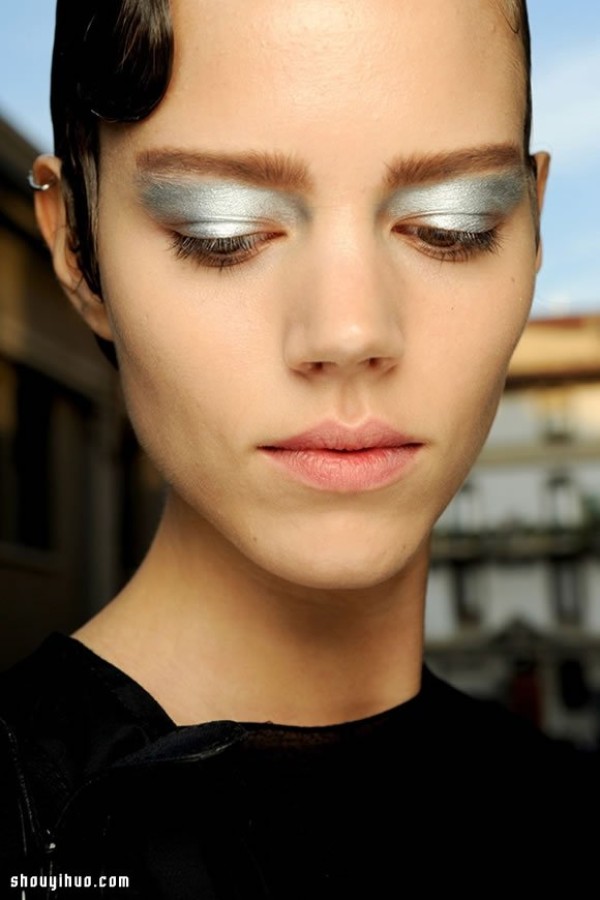 Year-end party must-haves: bold and eye-catching metallic eye makeup