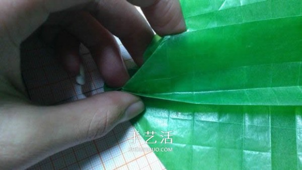 Illustration of the folding method of a three-dimensional mantis, detailed steps of origami mantis