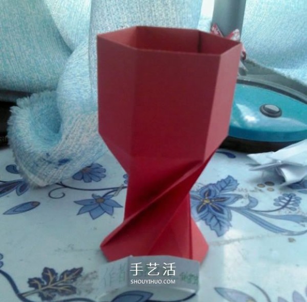 A tutorial on how to fold a simple goblet and a tutorial on how to fold an origami red wine glass