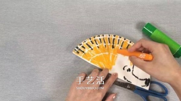 How to make a cute little hedgehog with a paper dinner plate using a simple handicraft in kindergarten