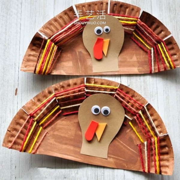 Illustration of a simple and creative hand-making method of paper plate turkey