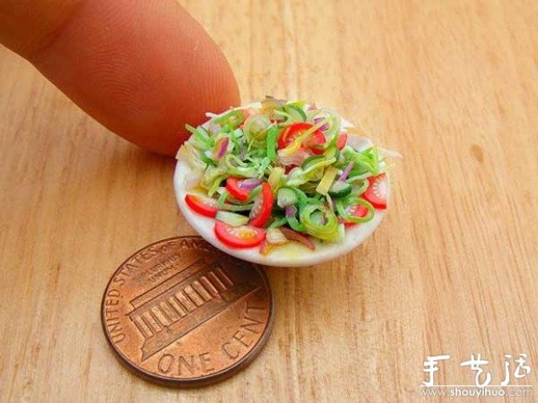 Miniature food on your fingertips