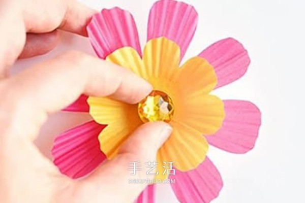 How to use cake paper to make flowers and children to make cake paper flowers by hand