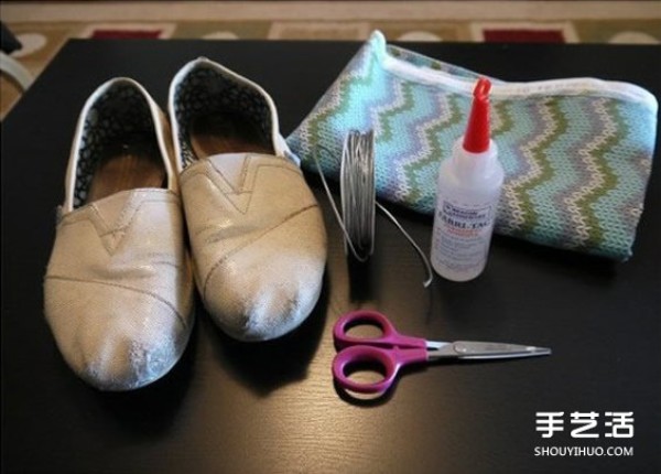 Step-by-step tutorial on how to decorate and transform old shoes, DIY old shoes