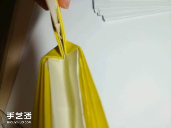 Illustrated tutorial on folding origami yuanxiao including a spoon for holding yuanxiao