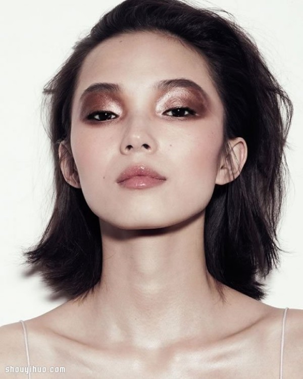 Year-end party must-haves: bold and eye-catching metallic eye makeup