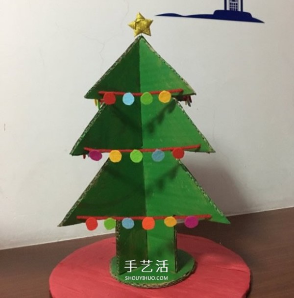 How to make a large three-dimensional Christmas tree from corrugated paper