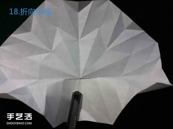 Three methods of origami with an eight-petaled flower, illustrated with a step-by-step diagram of the folding of an eight-petaled flower